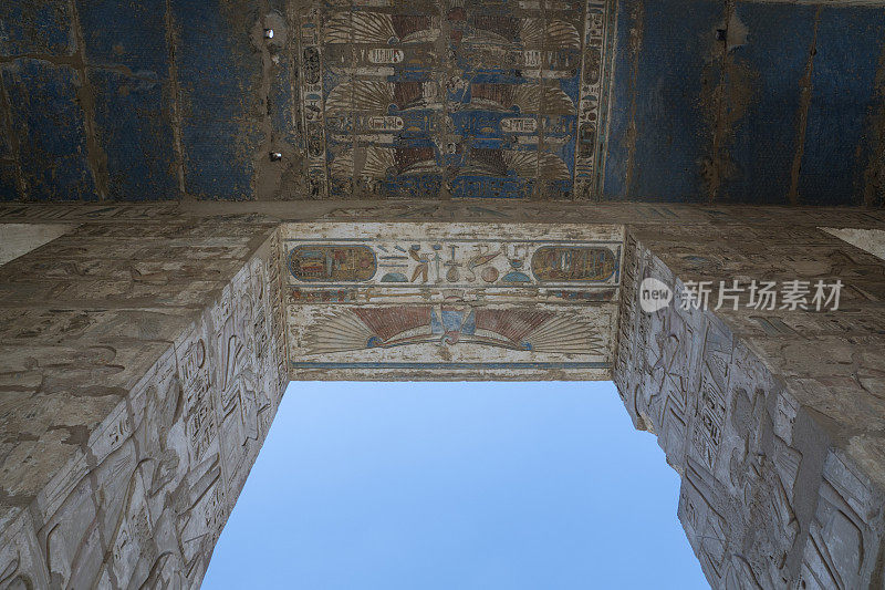 位于北非埃及卢克索国王谷的拉美西斯三世“Medinet Habu”的停尸寺